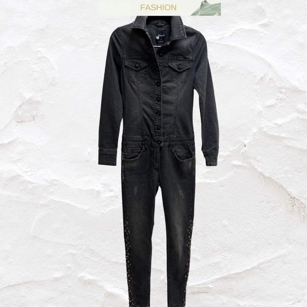 Dishe Jeans black washed jumpsuit is a stylish and versatile